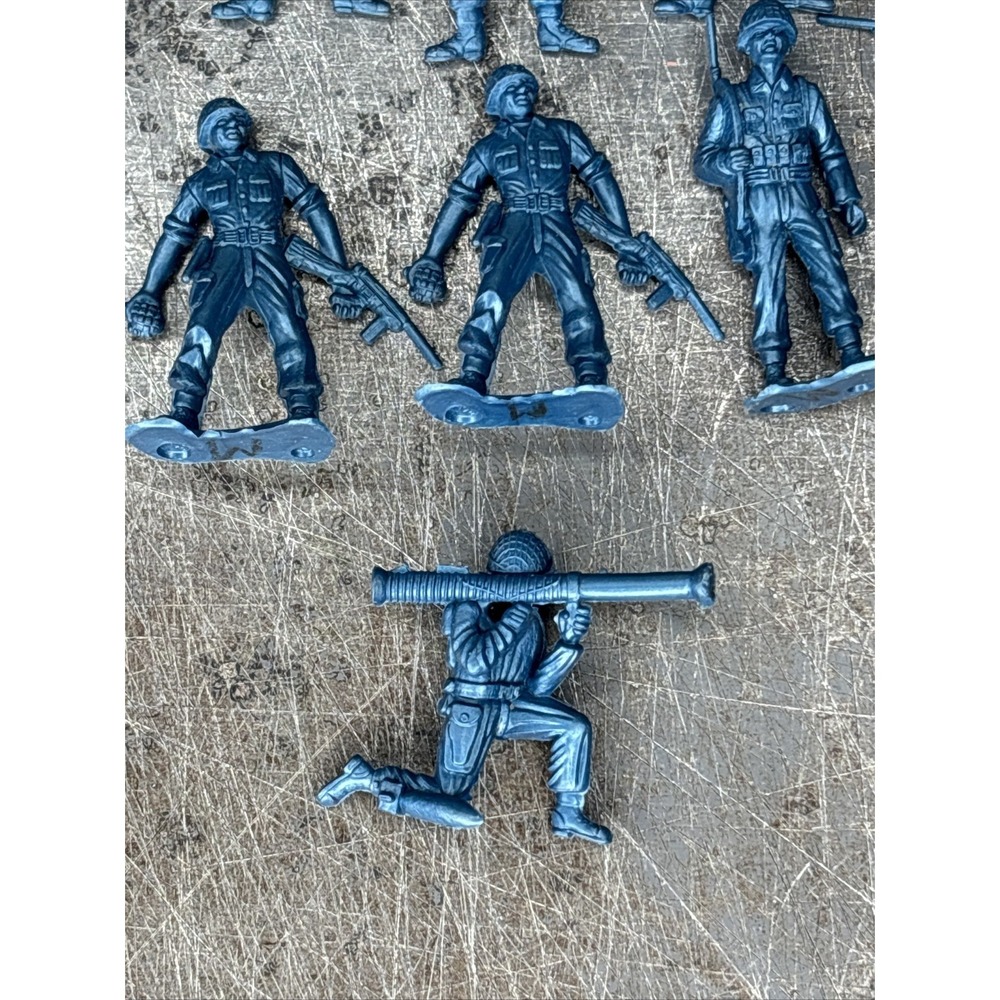 Lot Of 16 1950's MPC Metallic Steel Blue Plastic Army Men Various Poses - Picture 6 of 7